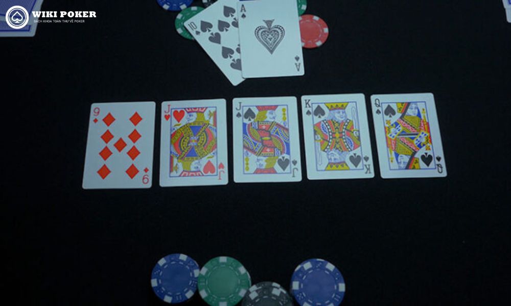 Xác suất hit flop trong poker được thùng phá sảnh là rất thấp