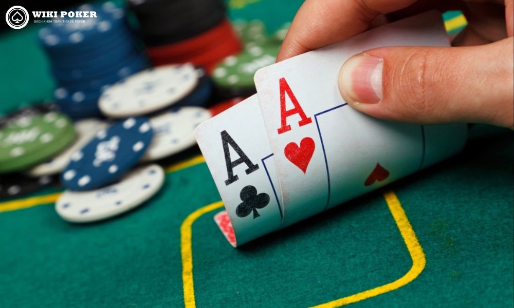 Khi chơi poker offline, người mới chỉ nên vào tiền với những tay bài mạnh