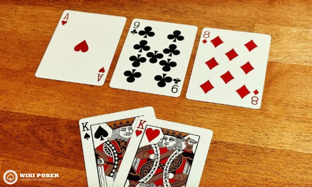 Bạn cần phải rất cẩn thận khi cầm đôi K trên những flop có A