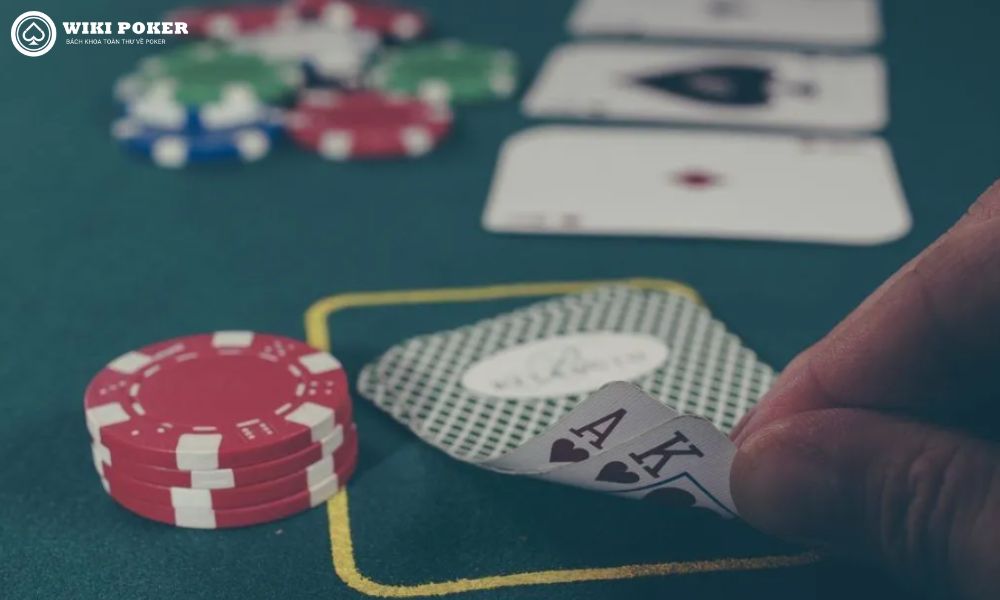 Poker là một cuộc phiêu lưu hấp dẫn, tuyệt vời và phức tạp trên đại dương của bản chất con người.