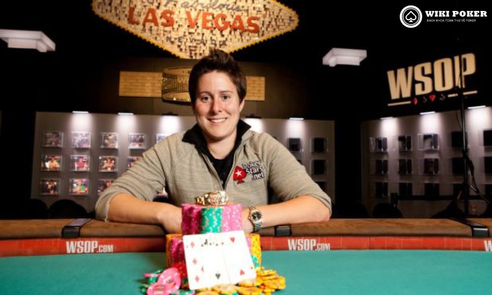 Vanessa Selbst đã thực hiện 2 kèo prop bet liên quan đến vòng tay WSOP