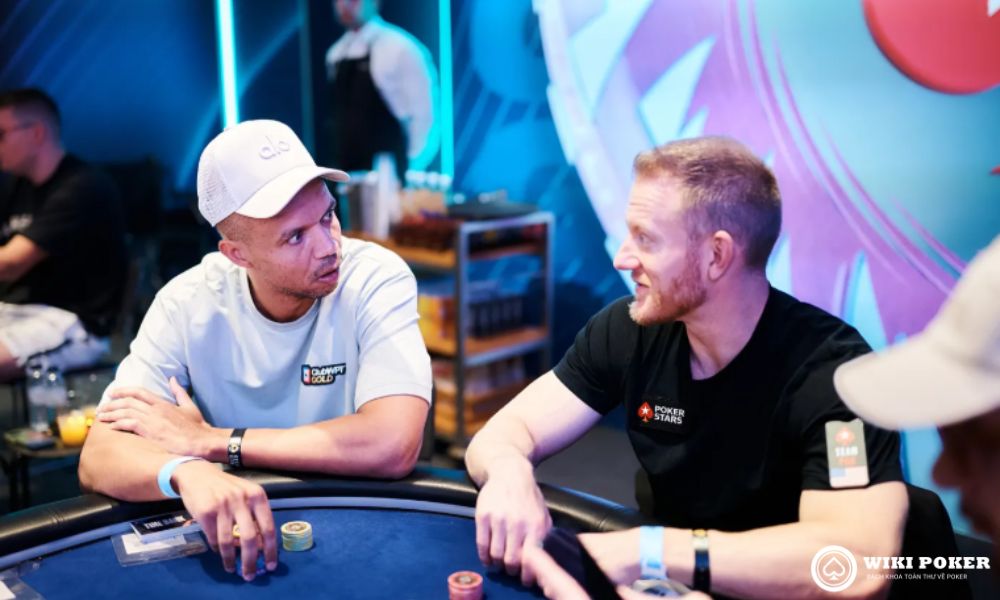 Koon trò chuyện với Phil Ivey khi đang thi đấu EPT Super High Roller
