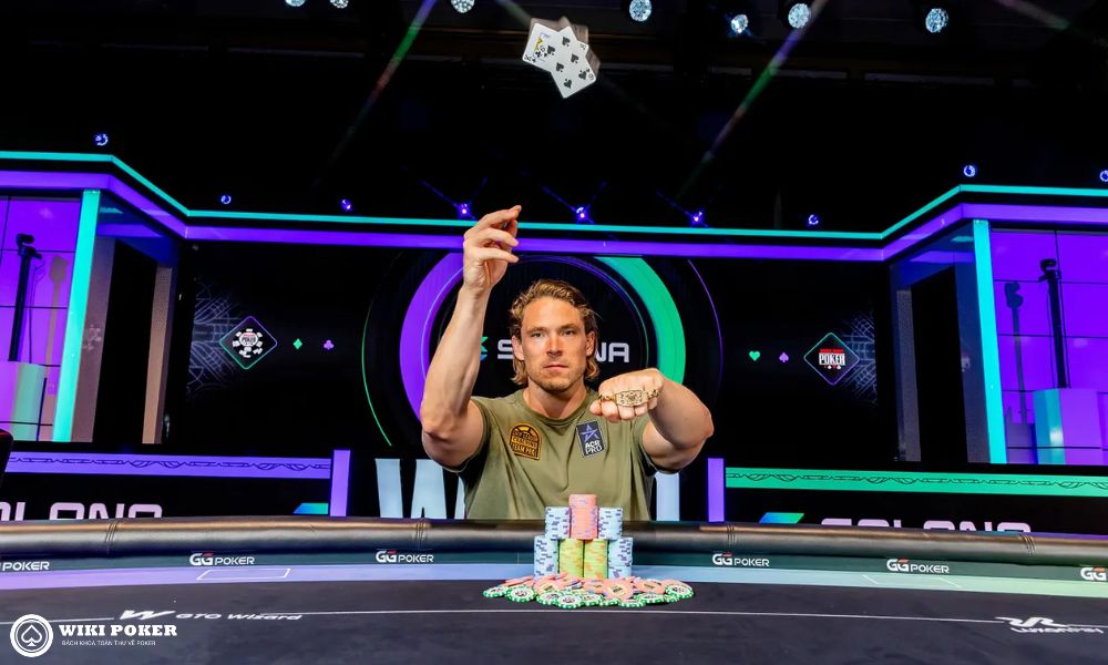 Alex Foxen đã xuất sắc lên ngôi vô địch tại Sự kiện $10,000 Super Turbo Bounty No-Limit Hold'em