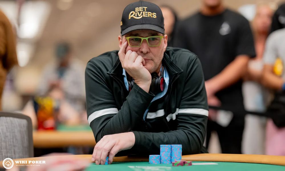 Hellmuth vào bàn Final với tư cách là chip leader