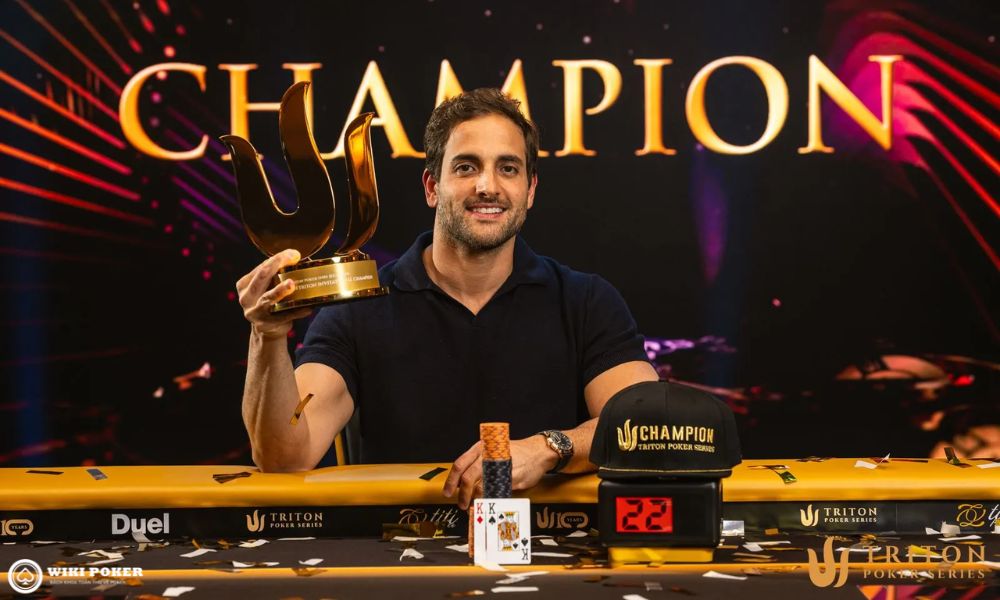 Joao Simao và cúp đinh ba thứ hai của anh